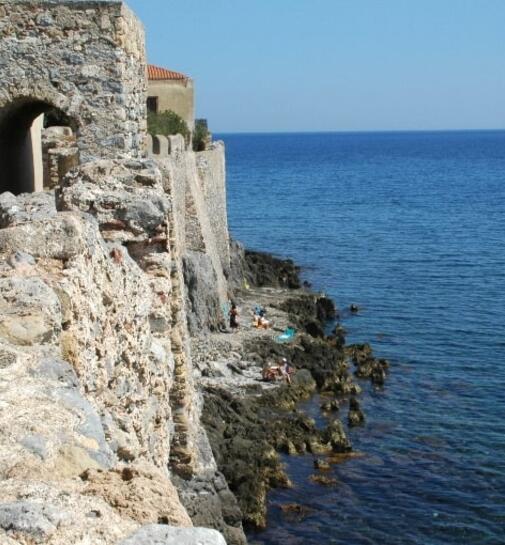 Κολύμπι κάτω από τα τείχη της Μονεμβασιάς