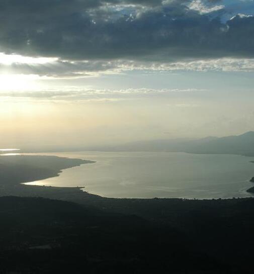 Βόλτα με αυτοκίνητο γύρω από τη Λίμνη Τριχωνίδα