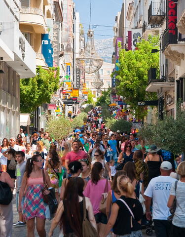 Βόλτα και αγορές στην οδό Ερμού