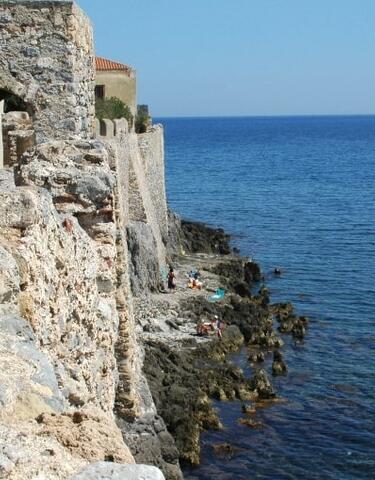 Κολύμπι κάτω από τα τείχη της Μονεμβασιάς