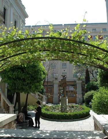 Διάλειμμα για καφέ στον κήπο ενός μουσείου