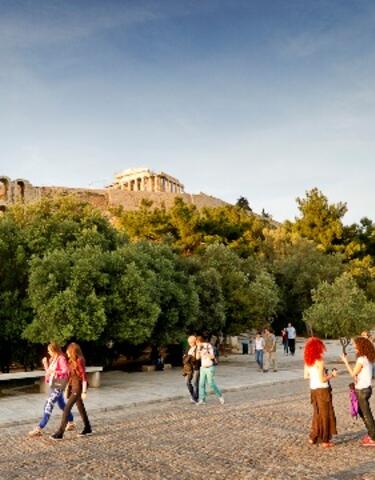 Περίπατος στη σκιά της Ακρόπολης