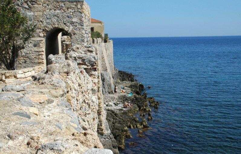 Κολύμπι κάτω από τα τείχη της Μονεμβασιάς