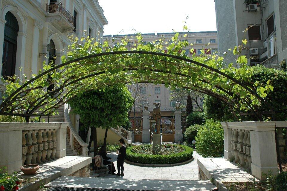 Διάλειμμα για καφέ στον κήπο ενός μουσείου